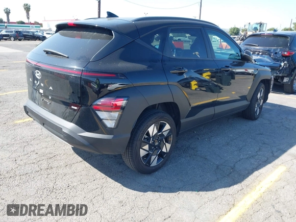 2024 Hyundai Kona SEL z VIN KM8HCCAB6RU059406, wystawiony jako IAAI lot #41969790 z przebiegiem 13 353 mil mil oraz . Historia ofert i sprzedaży dostępna na DreamBid. Obrazek 4.