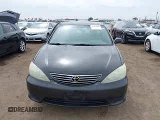 2005 Toyota Camry STD z VIN 4T1BE32K65U383111, wystawiony jako IAAI lot #41735806 z przebiegiem 115 285 mil mil oraz . Historia ofert i sprzedaży dostępna na DreamBid. Obrazek 12.