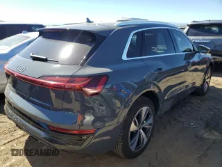 2024 Audi Q8 e-tron Premium Plus z VIN WA15AAGE0RB029861, wystawiony jako Copart lot #72717464 z przebiegiem 13 400 mil mil oraz Szkody całkowita. Historia ofert i sprzedaży dostępna na DreamBid. Obrazek 3.