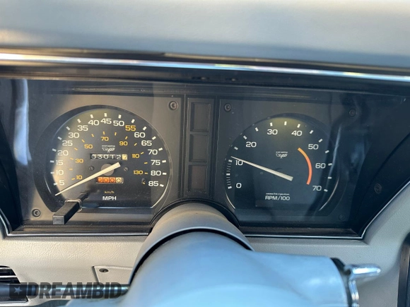 1982 Chevrolet Corvette z VIN 1G1AY8789C5101514, wystawiony jako Copart lot #87106344 z przebiegiem 3 012 mil mil oraz Czysty tytuł • Clean title. Historia ofert i sprzedaży dostępna na DreamBid. Obrazek 8.