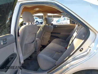 2005 Toyota Camry STD z VIN 4T1BE32K45U604821, wystawiony jako IAAI lot #41301920 z przebiegiem 124 596 mil mil oraz . Historia ofert i sprzedaży dostępna na DreamBid. Obrazek 8.