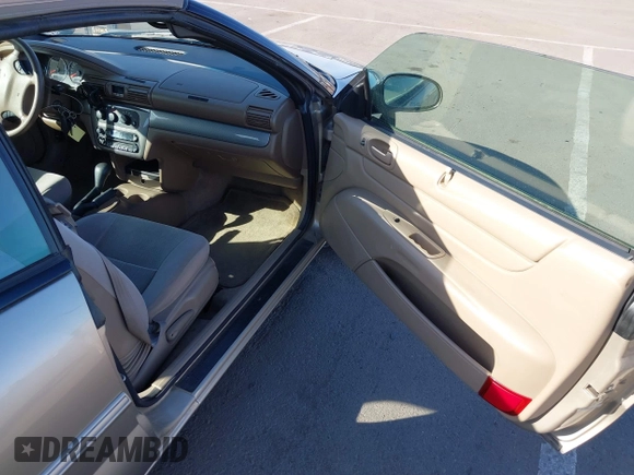 2004 Chrysler Sebring LXi z VIN 1C3EL55R34N373158, wystawiony jako IAAI lot #40717029 z przebiegiem 117 595 mil mil oraz . Historia ofert i sprzedaży dostępna na DreamBid. Obrazek 5.