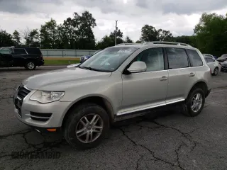 2010 Volkswagen Touareg V6 z VIN WVGFK7A96AD004053, wystawiony jako Copart lot #60692765 z przebiegiem 172 331 mil mil oraz Czysty tytuł • Clean title. Historia ofert i sprzedaży dostępna na DreamBid. Obrazek 1.