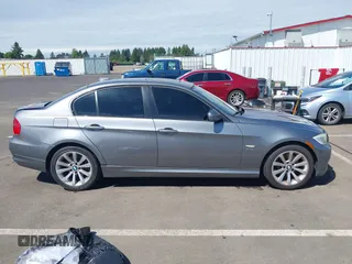 2011 BMW 3 Series 328i xDrive z VIN WBAPK5G52BNN81964, wystawiony jako IAAI lot #42206128 z przebiegiem 118 752 mil mil oraz . Historia ofert i sprzedaży dostępna na DreamBid. Obrazek 13.