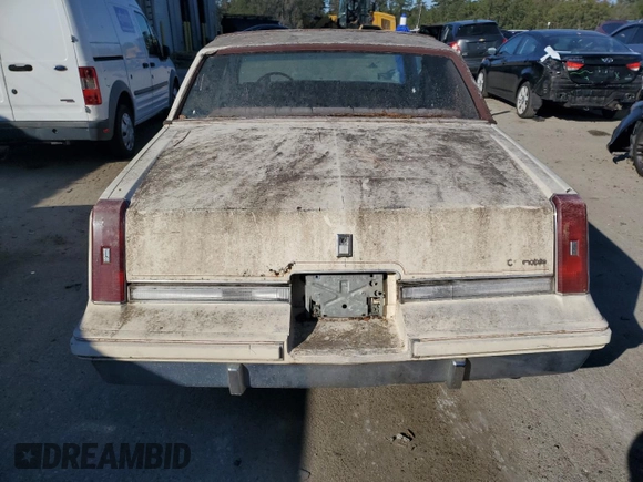 1984 Oldsmobile Cutlass Supreme z VIN 1G3AR47A5EM432583, wystawiony jako Copart lot #82311834 z przebiegiem 39 640 mil mil oraz Czysty tytuł • Clean title. Historia ofert i sprzedaży dostępna na DreamBid. Obrazek 6.