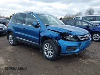 2017 Volkswagen Tiguan Wolfsburg Edition z VIN WVGSV7AXXHK015048, wystawiony jako IAAI lot #41899256 z przebiegiem 125 086 mil mil oraz . Historia ofert i sprzedaży dostępna na DreamBid. Obrazek 1.