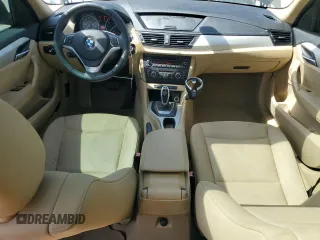 2013 BMW X1 28i z VIN WBAVM1C59DVW41709, wystawiony jako Copart lot #57316485 z przebiegiem 115 563 mil mil oraz Tytuł czysty. Historia ofert i sprzedaży dostępna na DreamBid. Obrazek 8.