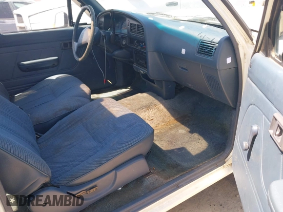 1993 Toyota Pickup DLX with VIN JT4RN93P4P5086920, listed as a IAAI auction lot 42033875 with 329,248 mi miles and . Bid and sale history available at DreamBid. Image 5.