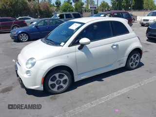2015 FIAT 500e z VIN 3C3CFFGE4FT689671, wystawiony jako IAAI lot #42750121 z przebiegiem 62 306 mil mil oraz . Historia ofert i sprzedaży dostępna na DreamBid. Obrazek 2.