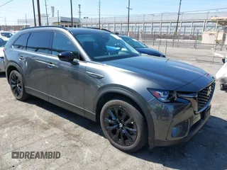 2025 Mazda CX-90 Premium Sport z VIN JM3KKCHAXS1206996, wystawiony jako IAAI lot #42086590 z przebiegiem 4 294 mil mil oraz . Historia ofert i sprzedaży dostępna na DreamBid. Obrazek 1.