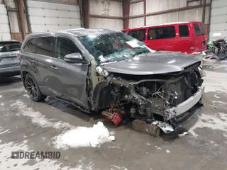 2016 Toyota Highlander XLE z VIN 5TDJKRFH8GS269046, wystawiony jako IAAI lot #41523338 z przebiegiem 144 230 mil mil oraz . Historia ofert i sprzedaży dostępna na DreamBid. Obrazek 1.