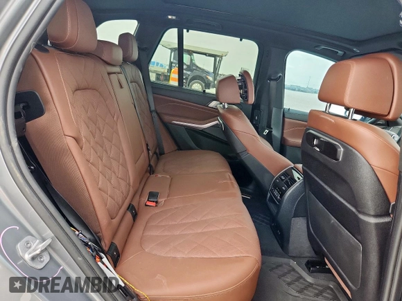 2024 BMW X5 xDrive40i with VIN 5UX23EU09R9T07066, listed as a Copart auction lot 61271495 with 18,042 mi miles and Salvage title. Bid and sale history available at DreamBid. Image 11.