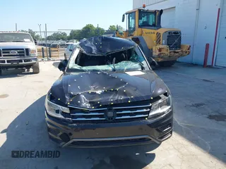 2020 Volkswagen Tiguan SE z VIN 3VV3B7AX7LM035567, wystawiony jako IAAI lot #42316223 z przebiegiem 64 730 mil mil oraz . Historia ofert i sprzedaży dostępna na DreamBid. Obrazek 6.