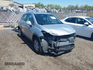 2020 Chevrolet Trax LS z VIN 3GNCJKSB0LL130816, wystawiony jako IAAI lot #42225467 z przebiegiem 55 943 mil mil oraz . Historia ofert i sprzedaży dostępna na DreamBid. Obrazek 1.