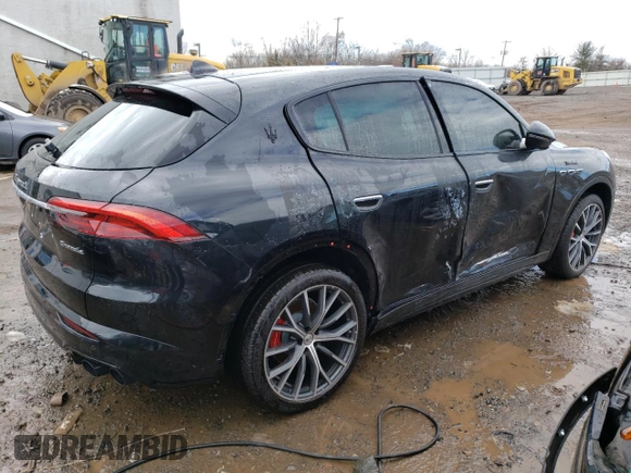 2023 Maserati Grecale Modena z VIN ZN682AVM3P7422553, wystawiony jako Copart lot #43583623 z przebiegiem Nie podano mil oraz . Historia ofert i sprzedaży dostępna na DreamBid. Obrazek 3.