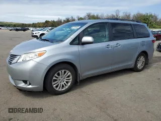 2015 Toyota Sienna XLE z VIN 5TDYK3DC2FS529006, wystawiony jako Copart lot #62750995 z przebiegiem 142 990 mil mil oraz Szkoda całkowita • Salvage title. Historia ofert i sprzedaży dostępna na DreamBid. Obrazek 1.