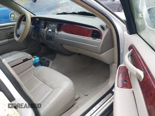 2005 Lincoln Town Car Signature Limited z VIN 1LNHM82W75Y629962, wystawiony jako IAAI lot #42155632 z przebiegiem 216 600 mil mil oraz . Historia ofert i sprzedaży dostępna na DreamBid. Obrazek 5.