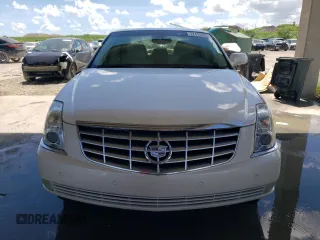 2009 Cadillac DTS 1SC z VIN 1G6KD57Y69U127768, wystawiony jako Copart lot #72415494 z przebiegiem 97 811 mil mil oraz Szkoda całkowita • Salvage title. Historia ofert i sprzedaży dostępna na DreamBid. Obrazek 5.