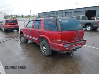 2000 Chevrolet Blazer LT z VIN 1GNDT13W9Y2133636, wystawiony jako IAAI lot #42066871 z przebiegiem Nie podano mil oraz . Historia ofert i sprzedaży dostępna na DreamBid. Obrazek 3.