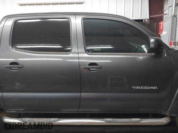 2013 Toyota Tacoma z VIN 3TMLU4EN5DM119775, wystawiony jako IAAI lot #41999062 z przebiegiem 122 757 mil mil oraz . Historia ofert i sprzedaży dostępna na DreamBid. Obrazek 13.