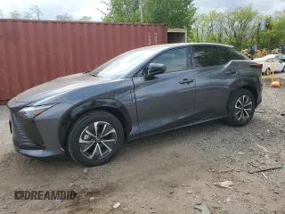 2024 Lexus RZ 450e Premium z VIN JTJAAAAB1RA024965, wystawiony jako Copart lot #54575025 z przebiegiem 4536 mil mil oraz Szkody całkowita. Historia ofert i sprzedaży dostępna na DreamBid. Obrazek 1.