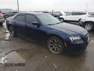 2015 Chrysler 300 S z VIN 2C3CCABT1FH842808, wystawiony jako Copart lot #43332535 z przebiegiem 132 167 mil mil oraz Czysty tytuł • Clean title. Historia ofert i sprzedaży dostępna na DreamBid. Obrazek 4.