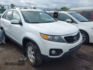 2013 Kia Sorento LX z VIN 5XYKT3A68DG416897, wystawiony jako IAAI lot #42555269 z przebiegiem 130 356 mil mil oraz . Historia ofert i sprzedaży dostępna na DreamBid. Obrazek 1.