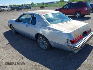 1984 Ford Thunderbird z VIN 1FABP4632EH220641, wystawiony jako IAAI lot #42325000 z przebiegiem 6094 mil mil oraz . Historia ofert i sprzedaży dostępna na DreamBid. Obrazek 3.