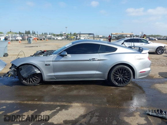 2021 Ford Mustang GT z VIN 1FA6P8CF3M5117977, wystawiony jako IAAI lot #42100989 z przebiegiem 13 557 mil mil oraz . Historia ofert i sprzedaży dostępna na DreamBid. Obrazek 15.