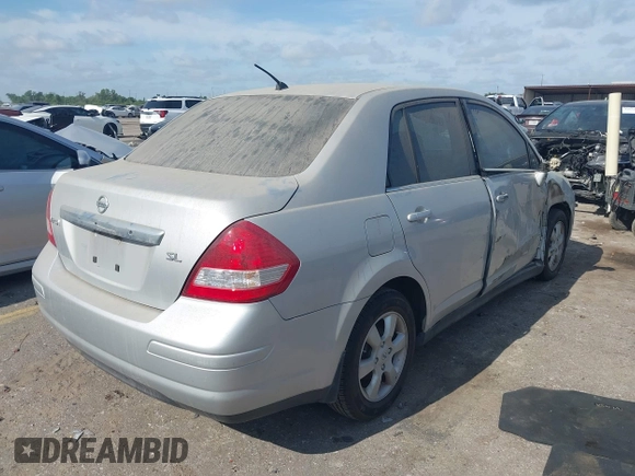 2008 Nissan Versa S z VIN 3N1BC11E68L405992, wystawiony jako IAAI lot #42060826 z przebiegiem 142 956 mil mil oraz . Historia ofert i sprzedaży dostępna na DreamBid. Obrazek 4.