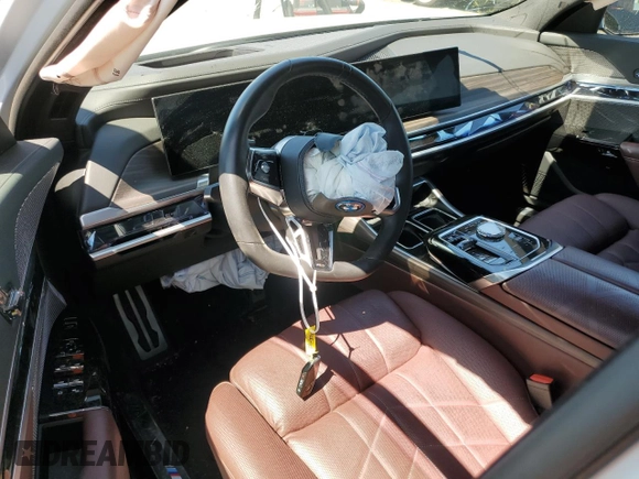 2023 BMW i7 xDrive60 z VIN WBY53EJ08PCN04974, wystawiony jako Copart lot #49995624 z przebiegiem Nie podano mil oraz . Historia ofert i sprzedaży dostępna na DreamBid. Obrazek 8.