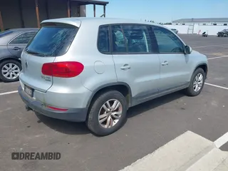 2013 Volkswagen Tiguan SE z VIN WVGBV7AX3DW552606, wystawiony jako IAAI lot #42174927 z przebiegiem 164 071 mil mil oraz . Historia ofert i sprzedaży dostępna na DreamBid. Obrazek 4.