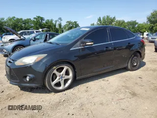 2014 Ford Focus Titanium z VIN 1FADP3J29EL396780, wystawiony jako Copart lot #63346805 z przebiegiem 141 381 mil mil oraz Szkoda całkowita • Salvage title. Historia ofert i sprzedaży dostępna na DreamBid. Obrazek 1.