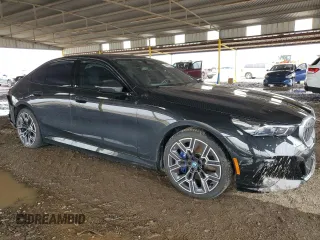 2024 BMW i5 eDrive40 z VIN WBY33FK01RCP20132, wystawiony jako Copart lot #64905364 z przebiegiem 10 638 mil mil oraz Szkody całkowita. Historia ofert i sprzedaży dostępna na DreamBid. Obrazek 4.