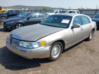 2002 Lincoln Town Car Executive z VIN 1LNHM81W12Y620302, wystawiony jako IAAI lot #41952738 z przebiegiem 83 062 mil mil oraz . Historia ofert i sprzedaży dostępna na DreamBid. Obrazek 2.