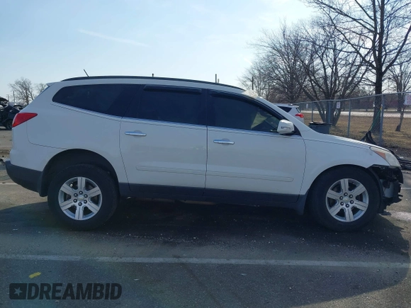 2012 Chevrolet Traverse 1LT z VIN 1GNKVGED7CJ108488, wystawiony jako IAAI lot #41779819 z przebiegiem 121 396 mil mil oraz . Historia ofert i sprzedaży dostępna na DreamBid. Obrazek 13.