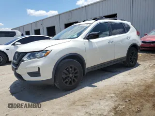 2018 Nissan Rogue SV z VIN 5N1AT2MVXJC725095, wystawiony jako Copart lot #55601775 z przebiegiem 108 581 mil mil oraz Szkoda całkowita • Salvage title. Historia ofert i sprzedaży dostępna na DreamBid. Obrazek 1.
