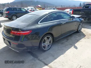 2018 Mercedes-Benz E 400 z VIN WDD1J6GBXJF013855, wystawiony jako IAAI lot #41776146 z przebiegiem 111 021 mil mil oraz . Historia ofert i sprzedaży dostępna na DreamBid. Obrazek 4.