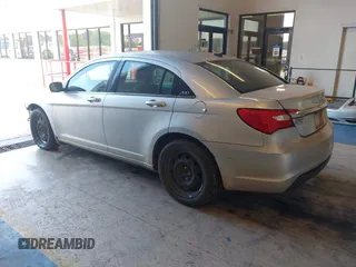 2012 Chrysler 200 Touring z VIN 1C3CCBBB6CN100372, wystawiony jako IAAI lot #42258845 z przebiegiem 241 978 mil mil oraz . Historia ofert i sprzedaży dostępna na DreamBid. Obrazek 3.