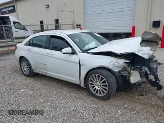 2013 Chrysler 200 Touring z VIN 1C3CCBBB1DN639676, wystawiony jako IAAI lot #42269541 z przebiegiem 222 352 mil mil oraz . Historia ofert i sprzedaży dostępna na DreamBid. Obrazek 1.