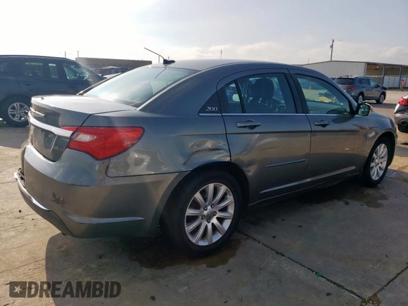 2013 Chrysler 200 Touring z VIN 1C3CCBBB5DN558082, wystawiony jako Copart lot #55348835 z przebiegiem 154 329 mil mil oraz Szkoda całkowita • Salvage title. Historia ofert i sprzedaży dostępna na DreamBid. Obrazek 3.