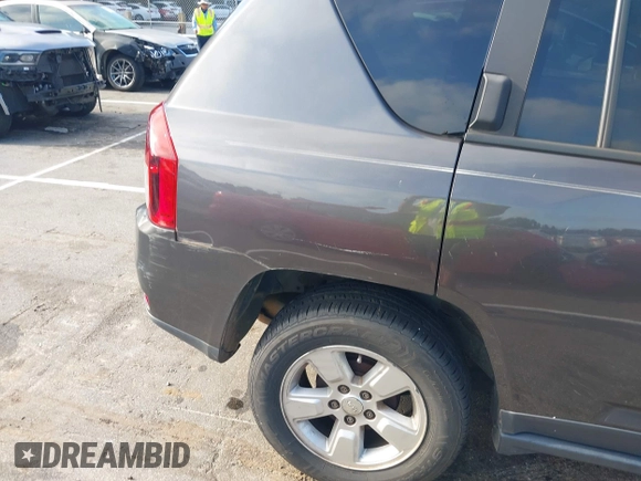 2017 Jeep Compass Sport SE z VIN 1C4NJCBA9HD130745, wystawiony jako IAAI lot #42710204 z przebiegiem 213 410 mil mil oraz . Historia ofert i sprzedaży dostępna na DreamBid. Obrazek 6.
