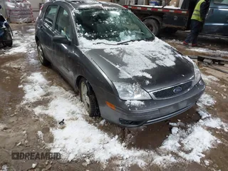 2007 Ford Focus S z VIN 1FAHP37N47W275787, wystawiony jako IAAI lot #41604633 z przebiegiem 179 700 mil mil oraz . Historia ofert i sprzedaży dostępna na DreamBid. Obrazek 1.