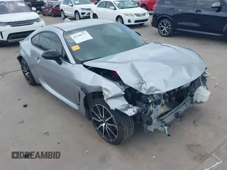 2023 Toyota 86 z VIN JF1ZNBC15P8759916, wystawiony jako IAAI lot #42160271 z przebiegiem 28 360 mil mil oraz . Historia ofert i sprzedaży dostępna na DreamBid. Obrazek 1.