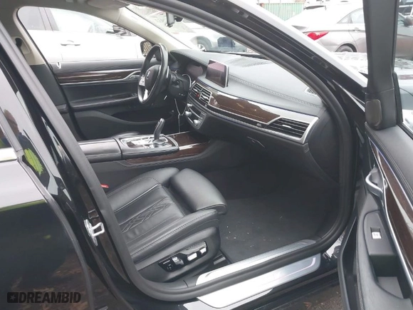2020 BMW 7 Series 740i xDrive with VIN WBA7T4C03LGF97312, listed as a IAAI auction lot 40970033 with 60,231 mi miles. Bid and sale history available at carsss.com. Image 5.
