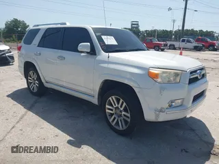 2013 Toyota 4Runner SR5 z VIN JTEBU5JR3D5135548, wystawiony jako IAAI lot #42279172 z przebiegiem 288 613 mil mil oraz . Historia ofert i sprzedaży dostępna na DreamBid. Obrazek 1.