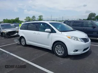 2014 Toyota Sienna XLE z VIN 5TDYK3DC9ES441004, wystawiony jako IAAI lot #42253268 z przebiegiem 150 679 mil mil oraz . Historia ofert i sprzedaży dostępna na DreamBid. Obrazek 1.
