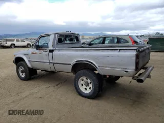 1983 Toyota Pickup z VIN JT4RN48S2D0070935, wystawiony jako Copart lot #50933245 z przebiegiem 50 699 mil mil oraz Czysty tytuł • Clean title. Historia ofert i sprzedaży dostępna na DreamBid. Obrazek 2.