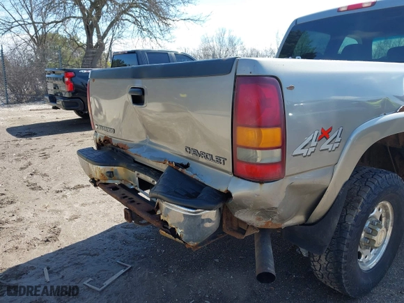 2002 Chevrolet Silverado 2500HD LS with VIN 1GCHK23U82F237150, listed as a IAAI auction lot 41918083 with 173,724 mi miles. Bid and sale history available at carsss.com. Image 6.