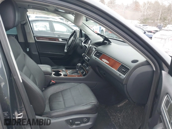 2012 Volkswagen Touareg Sport z VIN WVGEF9BP4CD008517, wystawiony jako IAAI lot #41386971 z przebiegiem 179 306 mil mil oraz . Historia ofert i sprzedaży dostępna na DreamBid. Obrazek 5.